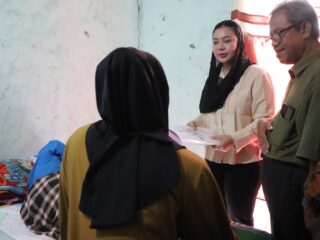 Bupati Brebes Kunjungi Warga Penderita Kanker Usus