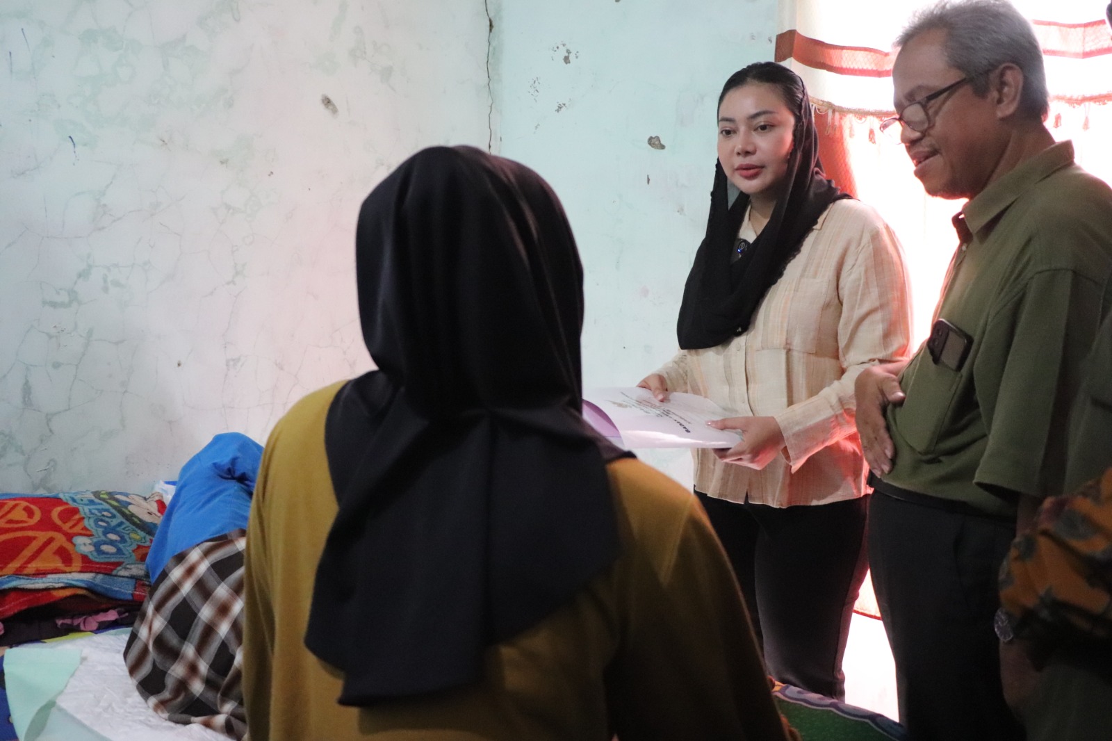 Bupati Brebes Kunjungi Warga Penderita Kanker Usus