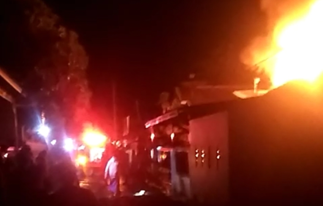 Mobil-Terbakar-Picu-Kebakaran-Rumah-di-Kretek-Paguyangan-Kerugian-Capai-Rp200-Juta