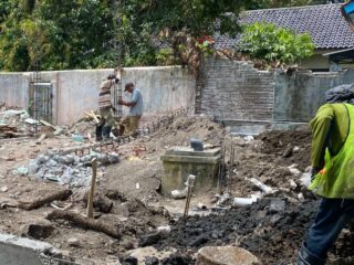 Proyek Rehab Puskesmas Bantarkawung Rp2,6 M Disorot, Pekerja Abaikan K3 