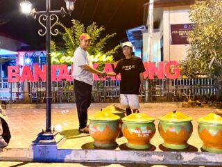 Andrian Igong Dorong Kebersihan Alun-Alun Bantarkawung Lewat Bantuan Tempat Sampah
