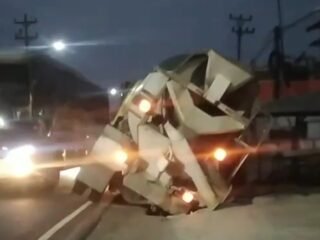 Truk Molen Ceroboh Lawan Arus, Terperosok ke Selokan dan Bikin Jalan Bumiayu-Purwokerto Macet